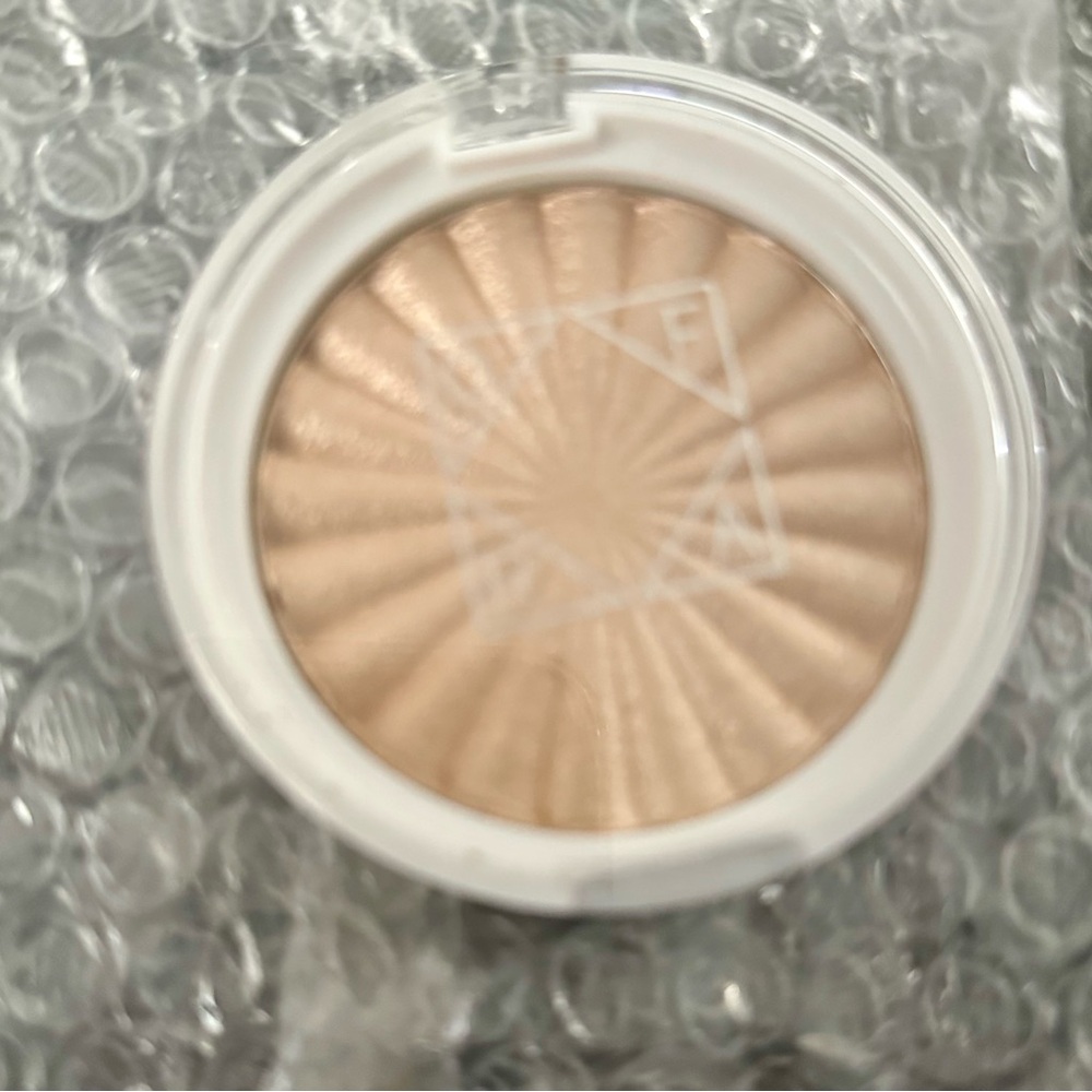 New unused OFRA Luminous Highlighter in Soft Gold Rodeo Drive